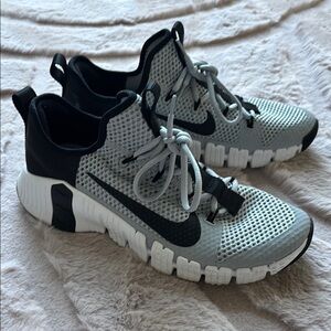 Nike Metcon Black and Gray Athletic Shoes with Chunky Sole- EUC